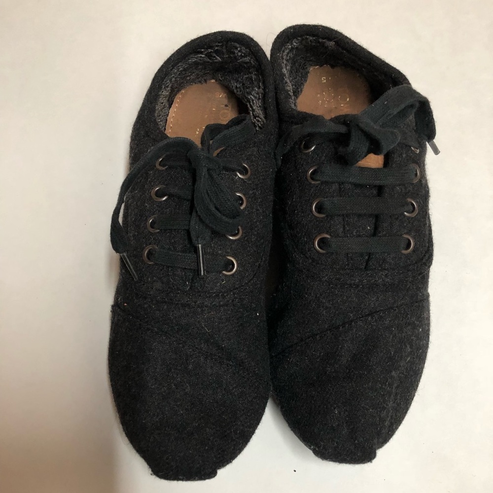 Toms black lace up shoes